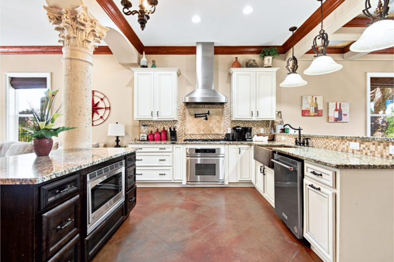 🍽️ Gourmet Kitchen: Granite counters, premium appliances, and custom copper sinks
