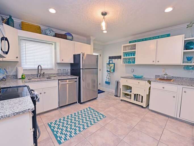 Great kitchen with expanded surface thanks to the movable island bar