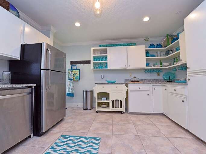 Great kitchen with expanded surface thanks to the movable island bar