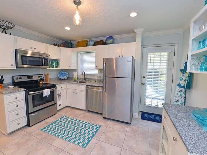 Great kitchen with expanded surface thanks to the movable island bar