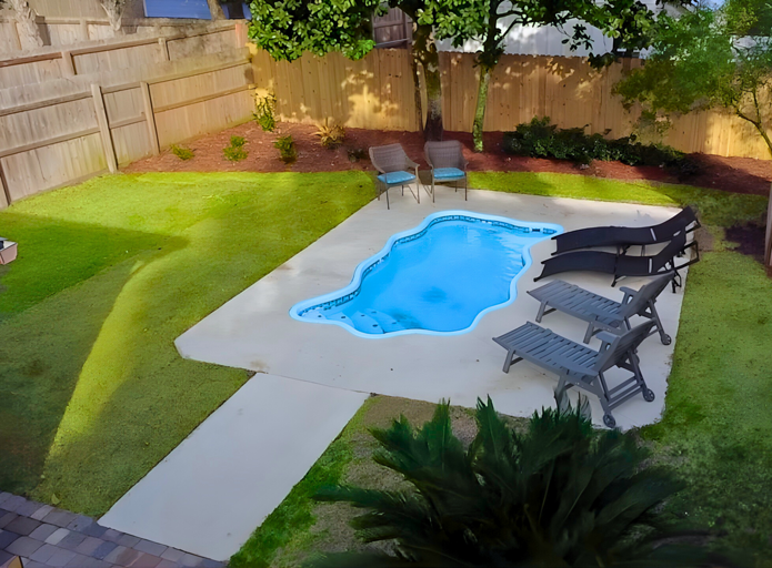 Newly Trimmed Spacious backyard with private splash pool