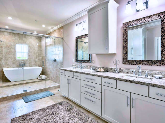 Bathroom w/ garden tub Bathroom w/ garden tub