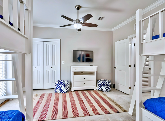 1st Floor - 🛏️ Bunk Room with en suite bath (sleeps 4)