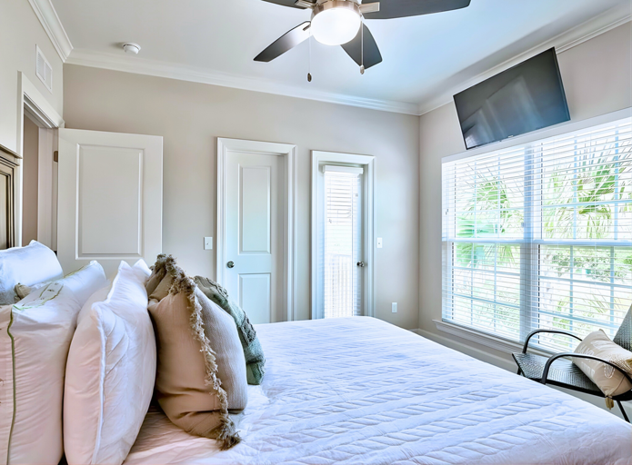 2nd Floor - 🛏️ Queen Bedroom with private balcony and shared bath