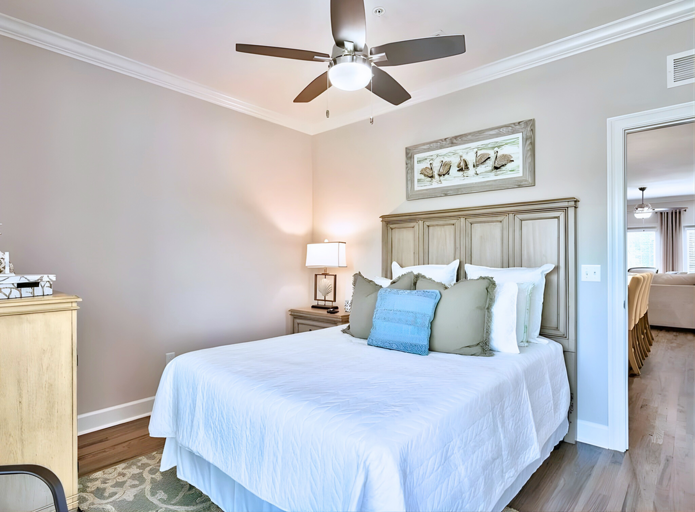 2nd Floor - 🛏️ Queen Bedroom with private balcony and shared bath