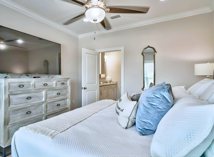 3rd Floor - 🛏️ King Suite with en suite bath