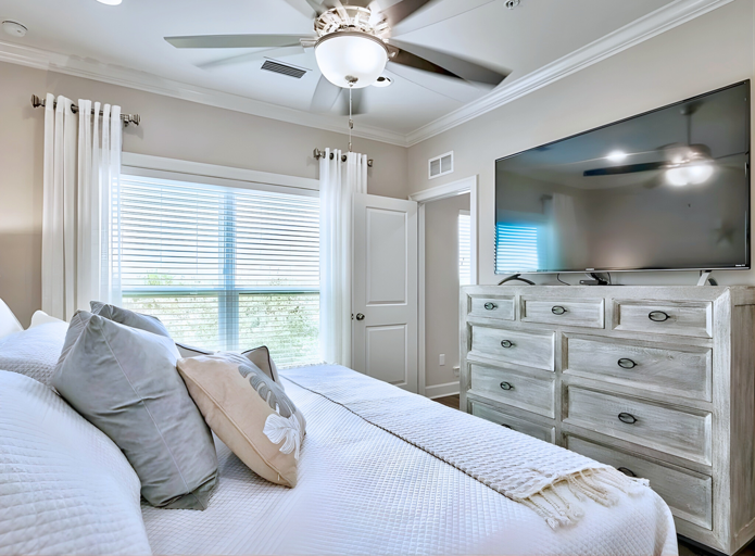 3rd Floor - 🛏️ King Suite with en suite bath