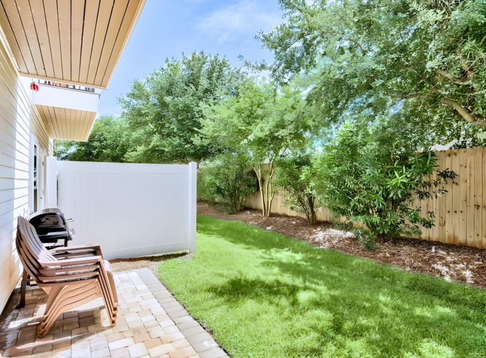 🌿 Courtyard patio with seating and propane grill for outdoor fun
