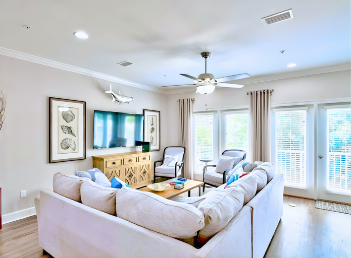 🛋️ Living Room with sectional sofa and flat-screen TV