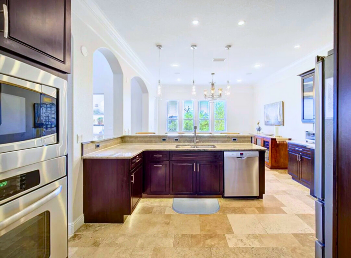 1st Floor - 🍽️ Gourmet kitchen and formal dining area