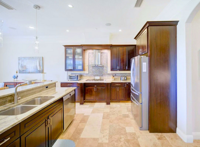 1st Floor - 🍽️ Gourmet kitchen and formal dining area