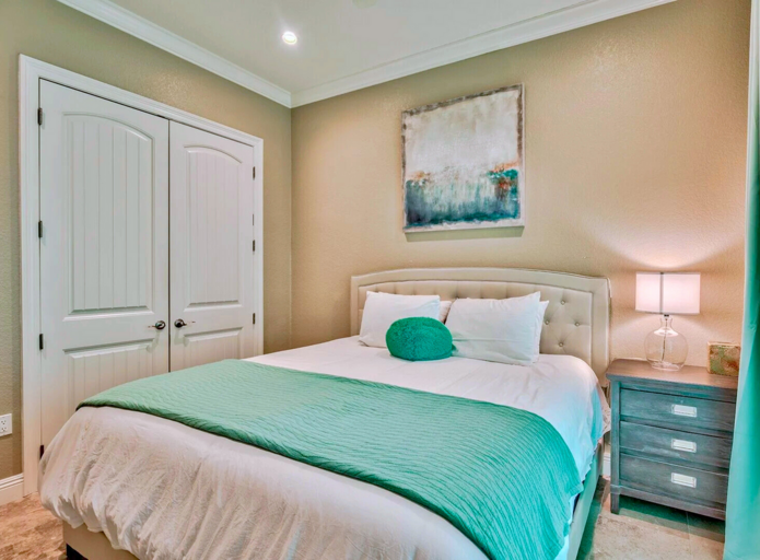 1st Floor -  🛏️ King Bedroom (sleeps 2)