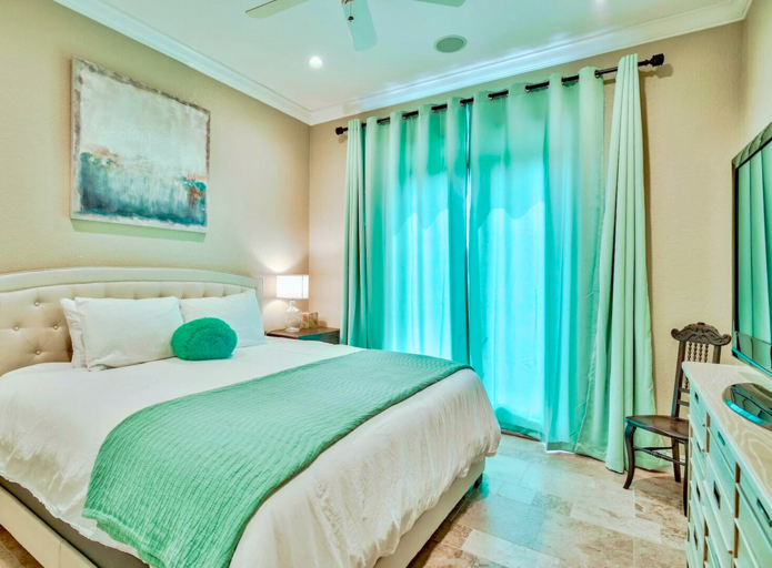 1st Floor -  🛏️ King Bedroom (sleeps 2)