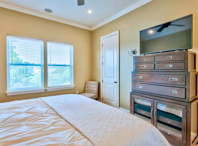 2nd Floor - 🛏️ King Suite (sleeps 2)