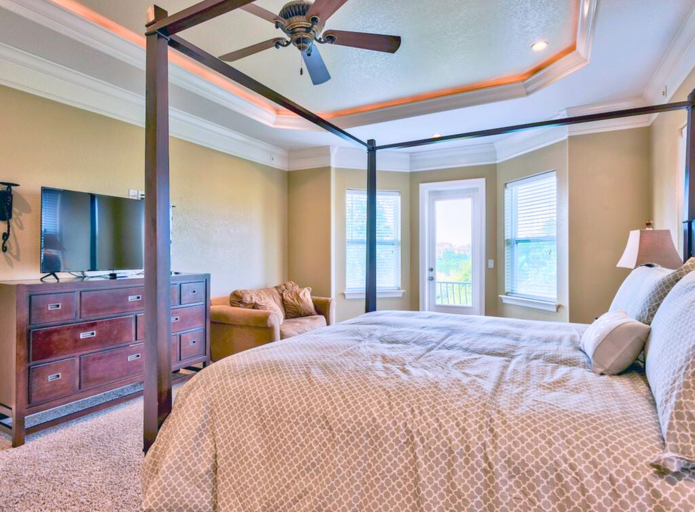 2nd Floor - 🛏️ Master King Suite with Twin sofa sleeper, ensuite bathroom, and private balcony (sleeps 3)