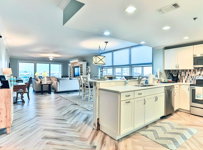 🍽️ Gourmet Kitchen – Stainless steel appliances & stunning Gulf views.