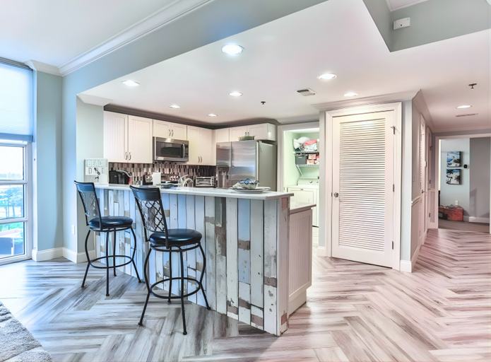 🍽️ Gourmet Kitchen – Stainless steel appliances & stunning Gulf views.
