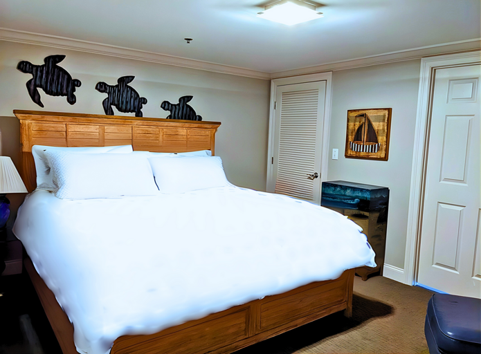 Third King Suite – En suite bathroom with hall access (sleeps 2)