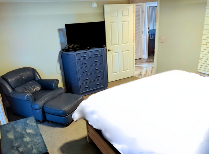 Third King Suite – En suite bathroom with hall access (sleeps 2)