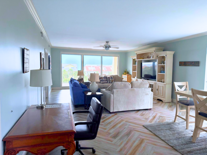 Living room area & stunning Gulf views