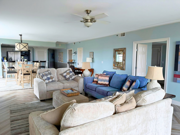 Living room area & stunning Gulf views