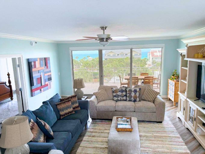 Living room area & stunning Gulf views