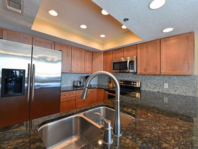 Fully equipped custom Kitchen overlooking the Destin Harbor!