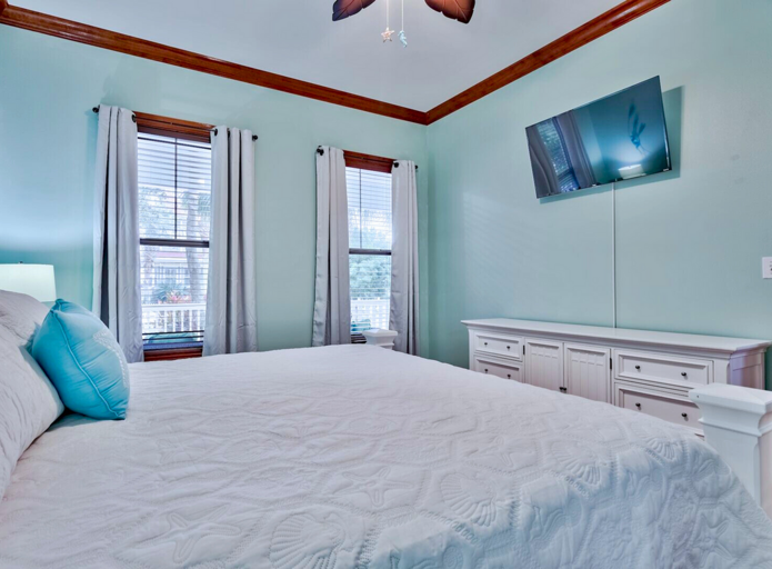 1st Floor - 🛏️ King Bedroom with en-suite bathroom