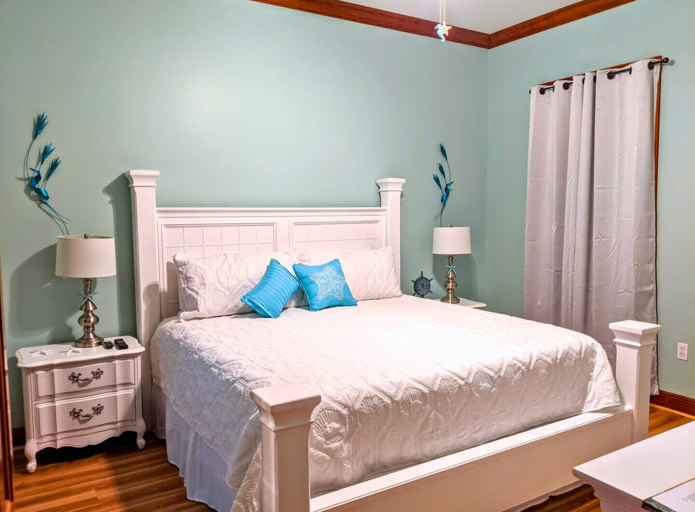 1st Floor - 🛏️ King Bedroom with en-suite bathroom