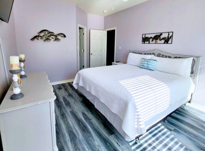 2nd Floor - 🛏️ King Bedroom with private deck access