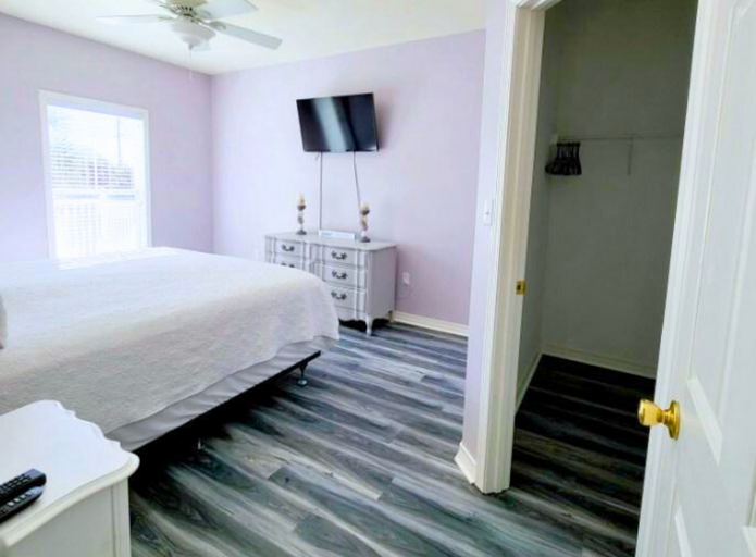 2nd Floor - 🛏️ King Bedroom with private deck access
