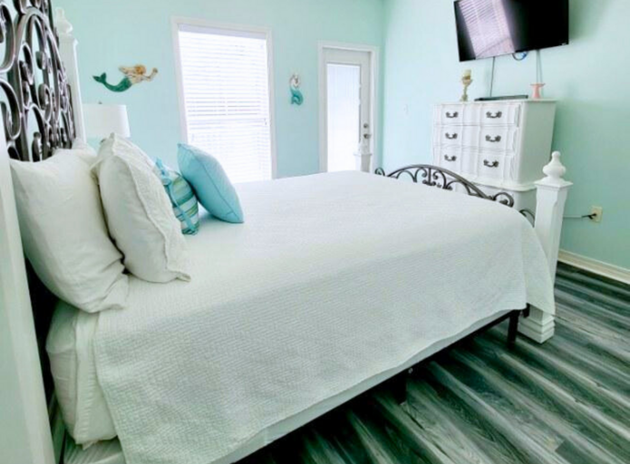 2nd Floor - 🛏️ Queen Bedroom with private deck access