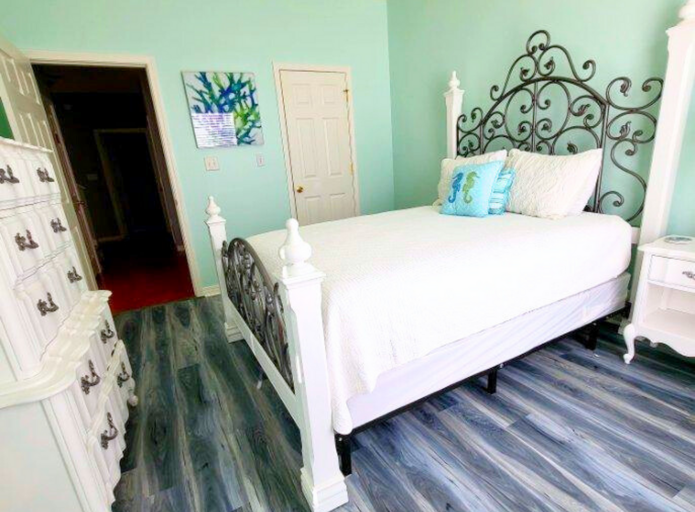2nd Floor - 🛏️ Queen Bedroom with private deck access