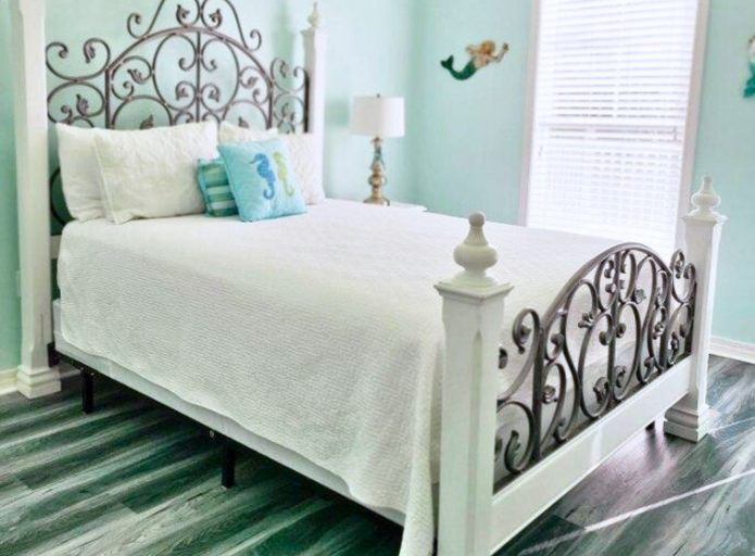 2nd Floor - 🛏️ Queen Bedroom with private deck access