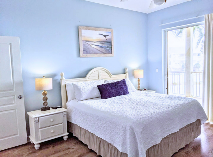 King Bedroom – With en-suite bathroom and tub (sleeps 2)