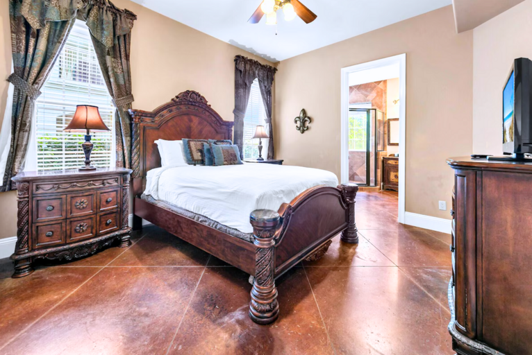 1st Floor - Queen bedroom with Jack & Jill bath