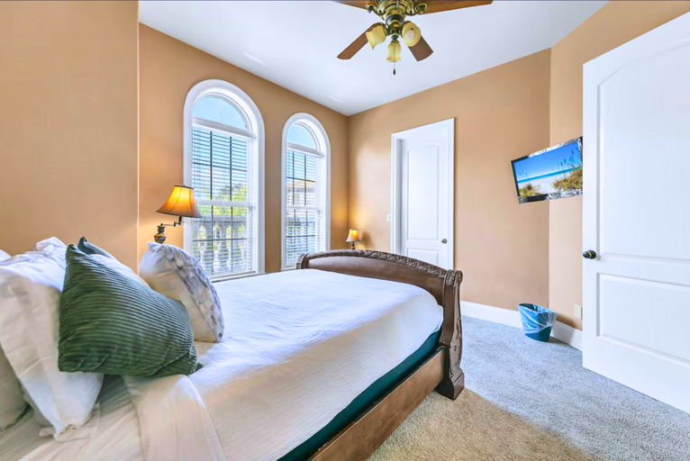 2nd Floor - Queen bedroom with private en suite bath