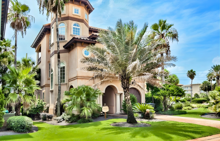 Welcome to Villa St Tropez, with 🌴 Lagoon-style community pool, oversized hot tub & lush courtyard ENJOY!