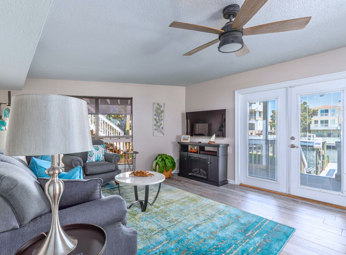 1st Floor - 🛏️Living Room: Queen sleeper sofa for extra guests (sleeps 2).