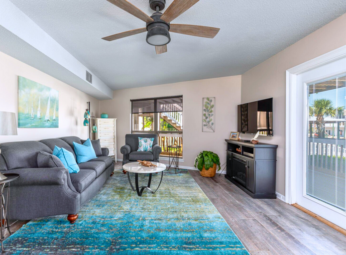 1st Floor - 🛏️Living Room: Queen sleeper sofa for extra guests (sleeps 2).