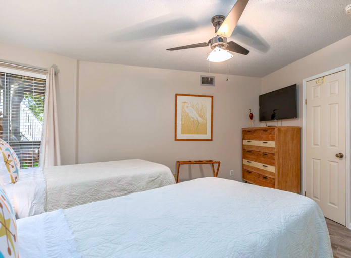 1st Floor - 🛏️Twin XL Bedroom: Two Twin XL beds that convert to a King (sleeps 2).