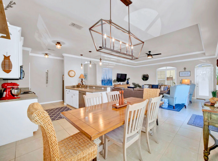 Dining Area: Seats 6, plus additional seating at the kitchen bar.