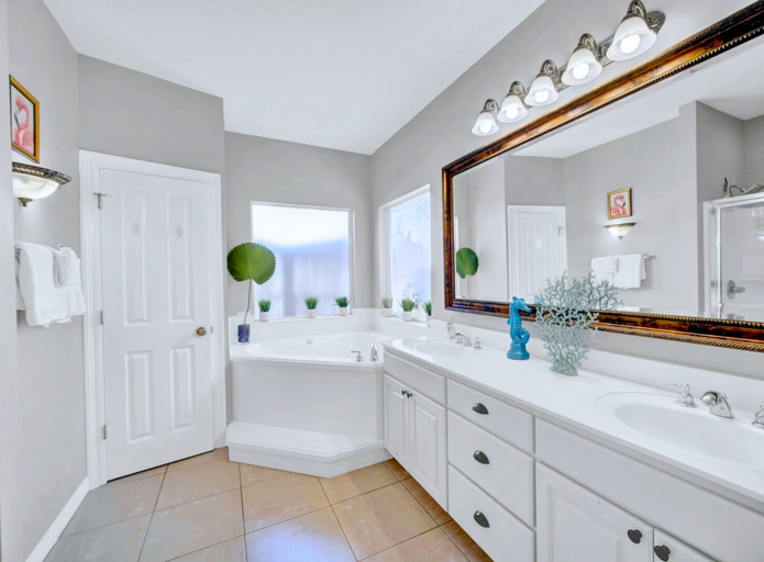 King Master Suite: En-suite bathroom