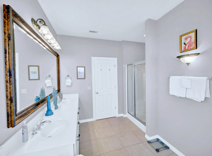 King Master Suite: En-suite bathroom