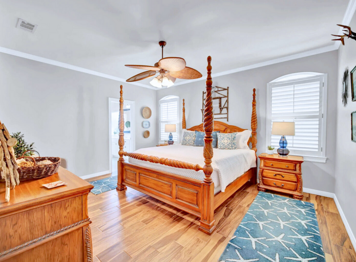 King Master Suite: En-suite bathroom, smart TV, and beachy vibes (sleeps 2).