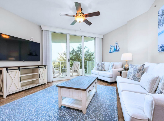 🛋️ Living Room: Queen sofa sleeper for additional guests (sleeps 2)