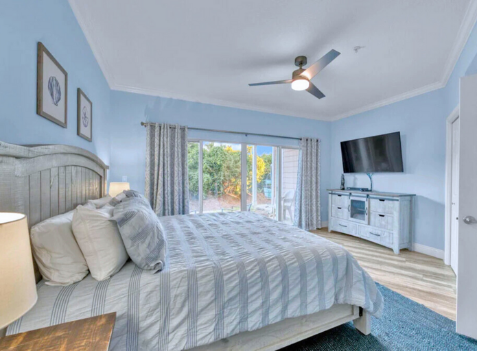 1st Floor - 🛏️ King Suite – En suite bathroom + private patio (sleeps 2)