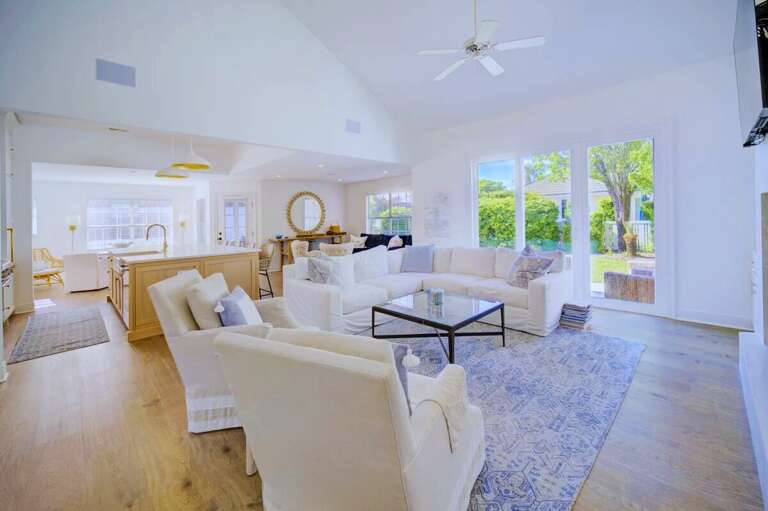 🛋️ Living Room – Spacious with HD flatscreen TV for movie nights