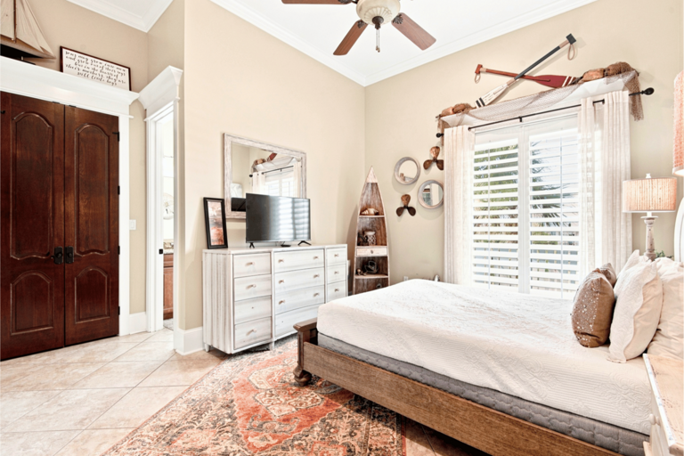 2nd Floor - 🛏️ King Suite (Sleeps 2) – Jacuzzi tub and shower for ultimate relaxation.