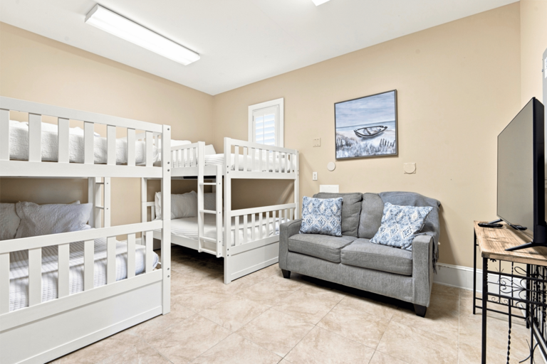 🛏️ Bunk Room (Sleeps 8) – Two Full-over-Full bunks with a private entrance.